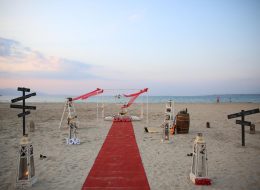 Doğum Günü Organizasyonu dogum gunu organizasyonu 38 İzmir Organizasyon Doğum Günü Organizasyonu Yediden yetmişe her yaş grubu için düzenlediğimiz, planladığımız organizasyondur. Sivil ve kostümlü animatör ( batman, superman, spiderman, kovboy vs. ), peluş maskot ( angrybird, tom ve jerry, minnie mouse, mickey mouse, sünger bob, şirinler vs. ), sunucu, servis elemanı, host, hostes temini hizmetlerimizden yararlanabilirsiniz. Çeşitli balon süsleme tekniklerimizle ( papatya balon, dikme balon, zincir balon, uçan balon, ledli uçan balon, zeplin balon, folyo balon vs. ), tül, kumaş ve çiçek süslemeyle doğum günü mekanını süslüyor, güzelleştiriyoruz. Doğum Günü Organizasyonu