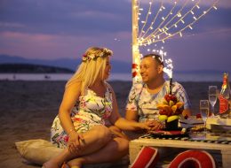 Doğum Günü Organizasyonu dogum gunu organizasyonu 39 İzmir Organizasyon Doğum Günü Organizasyonu Yediden yetmişe her yaş grubu için düzenlediğimiz, planladığımız organizasyondur. Sivil ve kostümlü animatör ( batman, superman, spiderman, kovboy vs. ), peluş maskot ( angrybird, tom ve jerry, minnie mouse, mickey mouse, sünger bob, şirinler vs. ), sunucu, servis elemanı, host, hostes temini hizmetlerimizden yararlanabilirsiniz. Çeşitli balon süsleme tekniklerimizle ( papatya balon, dikme balon, zincir balon, uçan balon, ledli uçan balon, zeplin balon, folyo balon vs. ), tül, kumaş ve çiçek süslemeyle doğum günü mekanını süslüyor, güzelleştiriyoruz. Deniz Kenarında Doğum Günü Organizasyonu