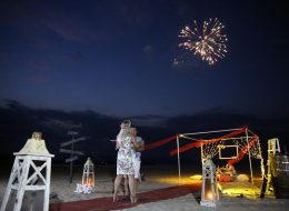 Doğum Günü Organizasyonu dogum gunu organizasyonu 40 İzmir Organizasyon Doğum Günü Organizasyonu Yediden yetmişe her yaş grubu için düzenlediğimiz, planladığımız organizasyondur. Sivil ve kostümlü animatör ( batman, superman, spiderman, kovboy vs. ), peluş maskot ( angrybird, tom ve jerry, minnie mouse, mickey mouse, sünger bob, şirinler vs. ), sunucu, servis elemanı, host, hostes temini hizmetlerimizden yararlanabilirsiniz. Çeşitli balon süsleme tekniklerimizle ( papatya balon, dikme balon, zincir balon, uçan balon, ledli uçan balon, zeplin balon, folyo balon vs. ), tül, kumaş ve çiçek süslemeyle doğum günü mekanını süslüyor, güzelleştiriyoruz. Kumsalda Doğum Günü Organizasyonu