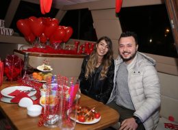 Doğum Günü Organizasyonu dogum gunu organizasyonu 8 İzmir Organizasyon Doğum Günü Organizasyonu Yediden yetmişe her yaş grubu için düzenlediğimiz, planladığımız organizasyondur. Sivil ve kostümlü animatör ( batman, superman, spiderman, kovboy vs. ), peluş maskot ( angrybird, tom ve jerry, minnie mouse, mickey mouse, sünger bob, şirinler vs. ), sunucu, servis elemanı, host, hostes temini hizmetlerimizden yararlanabilirsiniz. Çeşitli balon süsleme tekniklerimizle ( papatya balon, dikme balon, zincir balon, uçan balon, ledli uçan balon, zeplin balon, folyo balon vs. ), tül, kumaş ve çiçek süslemeyle doğum günü mekanını süslüyor, güzelleştiriyoruz. Sürpriz Doğum Günü Organizasyon