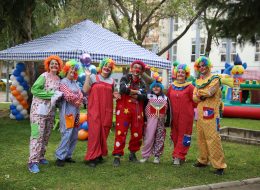 Doğum Günü Süsleme dogum gunu susleme İzmir Organizasyon Doğum günü süsleme etkinliği geniş kapsamlıdır ve birçok aktivite yapılmaktadır. Bu nedenle organizasyon öncesinde bizimle paylaştığınız hayalinizdeki doğum günü konsepti, uzman arkadaşlarımızın da yaratıcılığı ile geliştirilip şekillendirilmektedir. Doğum günü kutlamaları her yaş grubu için düzenlemekte olduğumuz bir etkinliktir. Çok sayıda davetlinin olduğu büyük çaplı doğum günü organizasyonlarından sadece arkadaş çevresine hitap eden küçük çaplı organizasyonlara kadar, deneyimli ekibimiz tarafından organize edilmektedir. Mekanın durumuna, açık havada olması durumunda havanın durumuna göre, yaş grubuna göre doğum günü süsleme etkinliğimiz farklılık göstermektedir. Organizasyon öncesinde ekibimiz mekana uygun süslemeler yapmaktadır. Çeşitli balon süsleme tekniklerimiz, tül, kumaş ve çiçek süslemeleriyle doğum günü mekanını güzelleştiriyoruz. Doğum günü süsleme malzemelerimiz bunlarla sınırlı değildir, konseptin içeriğine göre farklı ekipmanlar kullanılmaktadır. Belirlenen konsepte özel olarak dekorasyon ürünleri organizasyon alanın da profesyonel ekibimiz tarafından konumlandırılacaktır. Siz isteyin yeter. Biz hayalinizdeki doğum gününü gerçekleştirelim. Animasyon Ekibi Kiralama