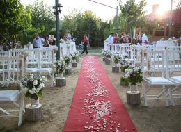 Kırmızı Halı ve Gül Yapraklarıyla Yürüyüş Yolu Düğün Organizasyonu İzmir