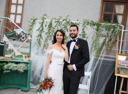 Düğün Organizasyonu dugun organizasyonu 7 İzmir Organizasyon Düğün organizasyonu, hayallerinizi gerçeğe dönüştürmek için titizlikle karar vermeniz gereken bir organizasyon. Mekan seçiminden mekan süslemeye, ekipman kiralama hizmetinden organizasyon yönetimine kadar her başlık kendi içinde detaylandırılmalıdır. 12 yılı aşkın organizasyon tecrübemize ve % 100 müşteri memnuniyeti anlayışımıza güvenerek, bu önemli gününüzün organizasyonunu sizden emanet alıyoruz. Düğün organizasyonu bütçeye, döneme , mekana, geleneklere ve zevklere göre değişebilen geniş yelpazeden bakılabilen bir organizasyon türüdür. Farklı fikirlere, yeniliklere, sadeliklere ya da ihtişama çok açıktır. Düğün Organizasyonları