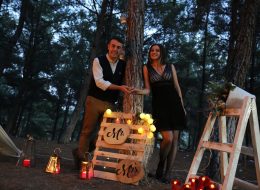 Düş Kapanı Evlilik Teklifi Organizasyonu dus kapani evlilik teklifi organizasyonu 1 İzmir Organizasyon Düş kapanı evlilik teklifi organizasyonu; dekorlar, kişiye özgü tasarımlar her geçen gün ünlenen konular. Son yıllarda en küçük ortamda bile konuşulan dream catcherlar yani düş kapanları. Rüyaları yakalayan eskiler, büyük kutsal gücü ellerinde tutarlar ve geceleri ayinler yaparlar, ayinlerden önce ise uyudukları yerin üzerine asmaları için uyuyanları güvende kılmaya yarayan özel bir ağ yaratırlar. Ağ patikalarında yol aldığında kötü rüyalar ağlara takılıp yollarını kaybeder ve günün ilk ışıklarıyla yok olurlar. İyi rüyalar yollarını bildikleri için merkezden geçerler ve uyuyanlara doğru güvenli bir şekilde yönlendirilirler. Kızılderili inançlarına göre kızılderililer rüya yakalayıcıları yeni doğan bebeklerin başucuna koyarlarmış. Rüya yakalayıcının orta kısmındaki örümcek ağı şeklindeki bölge kötü rüyaların geçmesini engellermiş ve böylece bir bebeğin, mutlu bir çiftin yani insanların kötü rüya görmesi engellenirmiş. Evlilik teklifi organizasyonlarında baz aldığımız iki kişiye özel tasarımlara bir yenisini ekledik biz de bu modadan yola çıkarak. Düş Kapanı ile Evlilik Teklifi Organizasyonu