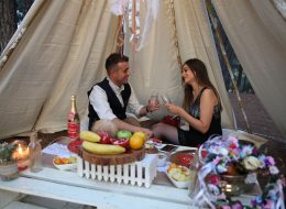 Düş Kapanı Evlilik Teklifi Organizasyonu dus kapani evlilik teklifi organizasyonu 10 İzmir Organizasyon Düş kapanı evlilik teklifi organizasyonu; dekorlar, kişiye özgü tasarımlar her geçen gün ünlenen konular. Son yıllarda en küçük ortamda bile konuşulan dream catcherlar yani düş kapanları. Rüyaları yakalayan eskiler, büyük kutsal gücü ellerinde tutarlar ve geceleri ayinler yaparlar, ayinlerden önce ise uyudukları yerin üzerine asmaları için uyuyanları güvende kılmaya yarayan özel bir ağ yaratırlar. Ağ patikalarında yol aldığında kötü rüyalar ağlara takılıp yollarını kaybeder ve günün ilk ışıklarıyla yok olurlar. İyi rüyalar yollarını bildikleri için merkezden geçerler ve uyuyanlara doğru güvenli bir şekilde yönlendirilirler. Kızılderili inançlarına göre kızılderililer rüya yakalayıcıları yeni doğan bebeklerin başucuna koyarlarmış. Rüya yakalayıcının orta kısmındaki örümcek ağı şeklindeki bölge kötü rüyaların geçmesini engellermiş ve böylece bir bebeğin, mutlu bir çiftin yani insanların kötü rüya görmesi engellenirmiş. Evlilik teklifi organizasyonlarında baz aldığımız iki kişiye özel tasarımlara bir yenisini ekledik biz de bu modadan yola çıkarak. Düş Kapanı ile Evlilik Teklifi Organizasyonu