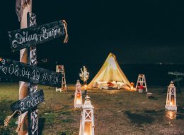 Düş Kapanı Evlilik Teklifi Organizasyonu dus kapani evlilik teklifi organizasyonu 12 İzmir Organizasyon Düş kapanı evlilik teklifi organizasyonu; dekorlar, kişiye özgü tasarımlar her geçen gün ünlenen konular. Son yıllarda en küçük ortamda bile konuşulan dream catcherlar yani düş kapanları. Rüyaları yakalayan eskiler, büyük kutsal gücü ellerinde tutarlar ve geceleri ayinler yaparlar, ayinlerden önce ise uyudukları yerin üzerine asmaları için uyuyanları güvende kılmaya yarayan özel bir ağ yaratırlar. Ağ patikalarında yol aldığında kötü rüyalar ağlara takılıp yollarını kaybeder ve günün ilk ışıklarıyla yok olurlar. İyi rüyalar yollarını bildikleri için merkezden geçerler ve uyuyanlara doğru güvenli bir şekilde yönlendirilirler. Kızılderili inançlarına göre kızılderililer rüya yakalayıcıları yeni doğan bebeklerin başucuna koyarlarmış. Rüya yakalayıcının orta kısmındaki örümcek ağı şeklindeki bölge kötü rüyaların geçmesini engellermiş ve böylece bir bebeğin, mutlu bir çiftin yani insanların kötü rüya görmesi engellenirmiş. Evlilik teklifi organizasyonlarında baz aldığımız iki kişiye özel tasarımlara bir yenisini ekledik biz de bu modadan yola çıkarak. İzmir Evlenme Teklifi Organizasyonu