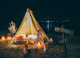 Düş Kapanı Evlilik Teklifi Organizasyonu dus kapani evlilik teklifi organizasyonu 13 İzmir Organizasyon Düş kapanı evlilik teklifi organizasyonu; dekorlar, kişiye özgü tasarımlar her geçen gün ünlenen konular. Son yıllarda en küçük ortamda bile konuşulan dream catcherlar yani düş kapanları. Rüyaları yakalayan eskiler, büyük kutsal gücü ellerinde tutarlar ve geceleri ayinler yaparlar, ayinlerden önce ise uyudukları yerin üzerine asmaları için uyuyanları güvende kılmaya yarayan özel bir ağ yaratırlar. Ağ patikalarında yol aldığında kötü rüyalar ağlara takılıp yollarını kaybeder ve günün ilk ışıklarıyla yok olurlar. İyi rüyalar yollarını bildikleri için merkezden geçerler ve uyuyanlara doğru güvenli bir şekilde yönlendirilirler. Kızılderili inançlarına göre kızılderililer rüya yakalayıcıları yeni doğan bebeklerin başucuna koyarlarmış. Rüya yakalayıcının orta kısmındaki örümcek ağı şeklindeki bölge kötü rüyaların geçmesini engellermiş ve böylece bir bebeğin, mutlu bir çiftin yani insanların kötü rüya görmesi engellenirmiş. Evlilik teklifi organizasyonlarında baz aldığımız iki kişiye özel tasarımlara bir yenisini ekledik biz de bu modadan yola çıkarak. Düş Kapanı Evlenme Teklifi Organizasyonu