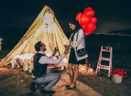 Düş Kapanı Evlilik Teklifi Organizasyonu dus kapani evlilik teklifi organizasyonu 15 İzmir Organizasyon Düş kapanı evlilik teklifi organizasyonu; dekorlar, kişiye özgü tasarımlar her geçen gün ünlenen konular. Son yıllarda en küçük ortamda bile konuşulan dream catcherlar yani düş kapanları. Rüyaları yakalayan eskiler, büyük kutsal gücü ellerinde tutarlar ve geceleri ayinler yaparlar, ayinlerden önce ise uyudukları yerin üzerine asmaları için uyuyanları güvende kılmaya yarayan özel bir ağ yaratırlar. Ağ patikalarında yol aldığında kötü rüyalar ağlara takılıp yollarını kaybeder ve günün ilk ışıklarıyla yok olurlar. İyi rüyalar yollarını bildikleri için merkezden geçerler ve uyuyanlara doğru güvenli bir şekilde yönlendirilirler. Kızılderili inançlarına göre kızılderililer rüya yakalayıcıları yeni doğan bebeklerin başucuna koyarlarmış. Rüya yakalayıcının orta kısmındaki örümcek ağı şeklindeki bölge kötü rüyaların geçmesini engellermiş ve böylece bir bebeğin, mutlu bir çiftin yani insanların kötü rüya görmesi engellenirmiş. Evlilik teklifi organizasyonlarında baz aldığımız iki kişiye özel tasarımlara bir yenisini ekledik biz de bu modadan yola çıkarak. Urla Sahilde Evlilik Teklifi Organizasyonu