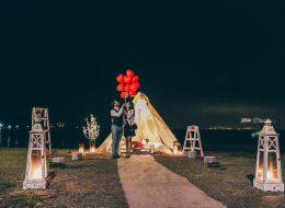 Düş Kapanı Evlilik Teklifi Organizasyonu dus kapani evlilik teklifi organizasyonu 16 İzmir Organizasyon Düş kapanı evlilik teklifi organizasyonu; dekorlar, kişiye özgü tasarımlar her geçen gün ünlenen konular. Son yıllarda en küçük ortamda bile konuşulan dream catcherlar yani düş kapanları. Rüyaları yakalayan eskiler, büyük kutsal gücü ellerinde tutarlar ve geceleri ayinler yaparlar, ayinlerden önce ise uyudukları yerin üzerine asmaları için uyuyanları güvende kılmaya yarayan özel bir ağ yaratırlar. Ağ patikalarında yol aldığında kötü rüyalar ağlara takılıp yollarını kaybeder ve günün ilk ışıklarıyla yok olurlar. İyi rüyalar yollarını bildikleri için merkezden geçerler ve uyuyanlara doğru güvenli bir şekilde yönlendirilirler. Kızılderili inançlarına göre kızılderililer rüya yakalayıcıları yeni doğan bebeklerin başucuna koyarlarmış. Rüya yakalayıcının orta kısmındaki örümcek ağı şeklindeki bölge kötü rüyaların geçmesini engellermiş ve böylece bir bebeğin, mutlu bir çiftin yani insanların kötü rüya görmesi engellenirmiş. Evlilik teklifi organizasyonlarında baz aldığımız iki kişiye özel tasarımlara bir yenisini ekledik biz de bu modadan yola çıkarak. Sürpriz Evlilik Teklifi Organizasyonu