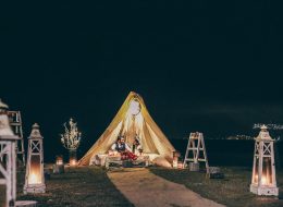 Düş Kapanı Evlilik Teklifi Organizasyonu dus kapani evlilik teklifi organizasyonu 17 İzmir Organizasyon Düş kapanı evlilik teklifi organizasyonu; dekorlar, kişiye özgü tasarımlar her geçen gün ünlenen konular. Son yıllarda en küçük ortamda bile konuşulan dream catcherlar yani düş kapanları. Rüyaları yakalayan eskiler, büyük kutsal gücü ellerinde tutarlar ve geceleri ayinler yaparlar, ayinlerden önce ise uyudukları yerin üzerine asmaları için uyuyanları güvende kılmaya yarayan özel bir ağ yaratırlar. Ağ patikalarında yol aldığında kötü rüyalar ağlara takılıp yollarını kaybeder ve günün ilk ışıklarıyla yok olurlar. İyi rüyalar yollarını bildikleri için merkezden geçerler ve uyuyanlara doğru güvenli bir şekilde yönlendirilirler. Kızılderili inançlarına göre kızılderililer rüya yakalayıcıları yeni doğan bebeklerin başucuna koyarlarmış. Rüya yakalayıcının orta kısmındaki örümcek ağı şeklindeki bölge kötü rüyaların geçmesini engellermiş ve böylece bir bebeğin, mutlu bir çiftin yani insanların kötü rüya görmesi engellenirmiş. Evlilik teklifi organizasyonlarında baz aldığımız iki kişiye özel tasarımlara bir yenisini ekledik biz de bu modadan yola çıkarak. Evlilik Teklifi Organizasyonu