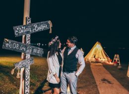 Düş Kapanı Evlilik Teklifi Organizasyonu dus kapani evlilik teklifi organizasyonu 19 İzmir Organizasyon Düş kapanı evlilik teklifi organizasyonu; dekorlar, kişiye özgü tasarımlar her geçen gün ünlenen konular. Son yıllarda en küçük ortamda bile konuşulan dream catcherlar yani düş kapanları. Rüyaları yakalayan eskiler, büyük kutsal gücü ellerinde tutarlar ve geceleri ayinler yaparlar, ayinlerden önce ise uyudukları yerin üzerine asmaları için uyuyanları güvende kılmaya yarayan özel bir ağ yaratırlar. Ağ patikalarında yol aldığında kötü rüyalar ağlara takılıp yollarını kaybeder ve günün ilk ışıklarıyla yok olurlar. İyi rüyalar yollarını bildikleri için merkezden geçerler ve uyuyanlara doğru güvenli bir şekilde yönlendirilirler. Kızılderili inançlarına göre kızılderililer rüya yakalayıcıları yeni doğan bebeklerin başucuna koyarlarmış. Rüya yakalayıcının orta kısmındaki örümcek ağı şeklindeki bölge kötü rüyaların geçmesini engellermiş ve böylece bir bebeğin, mutlu bir çiftin yani insanların kötü rüya görmesi engellenirmiş. Evlilik teklifi organizasyonlarında baz aldığımız iki kişiye özel tasarımlara bir yenisini ekledik biz de bu modadan yola çıkarak. Düş Kapanı Evlenme Teklifi Organizasyonu