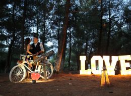 Düş Kapanı Evlilik Teklifi Organizasyonu dus kapani evlilik teklifi organizasyonu İzmir Organizasyon Düş kapanı evlilik teklifi organizasyonu; dekorlar, kişiye özgü tasarımlar her geçen gün ünlenen konular. Son yıllarda en küçük ortamda bile konuşulan dream catcherlar yani düş kapanları. Rüyaları yakalayan eskiler, büyük kutsal gücü ellerinde tutarlar ve geceleri ayinler yaparlar, ayinlerden önce ise uyudukları yerin üzerine asmaları için uyuyanları güvende kılmaya yarayan özel bir ağ yaratırlar. Ağ patikalarında yol aldığında kötü rüyalar ağlara takılıp yollarını kaybeder ve günün ilk ışıklarıyla yok olurlar. İyi rüyalar yollarını bildikleri için merkezden geçerler ve uyuyanlara doğru güvenli bir şekilde yönlendirilirler. Kızılderili inançlarına göre kızılderililer rüya yakalayıcıları yeni doğan bebeklerin başucuna koyarlarmış. Rüya yakalayıcının orta kısmındaki örümcek ağı şeklindeki bölge kötü rüyaların geçmesini engellermiş ve böylece bir bebeğin, mutlu bir çiftin yani insanların kötü rüya görmesi engellenirmiş. Evlilik teklifi organizasyonlarında baz aldığımız iki kişiye özel tasarımlara bir yenisini ekledik biz de bu modadan yola çıkarak. Düş Kapanı ile Evlilik Teklifi Organizasyonu