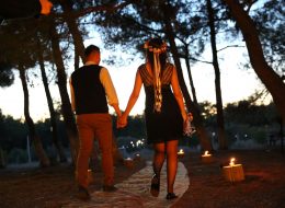 Düş Kapanı Evlilik Teklifi Organizasyonu dus kapani evlilik teklifi organizasyonu 4 İzmir Organizasyon Düş kapanı evlilik teklifi organizasyonu; dekorlar, kişiye özgü tasarımlar her geçen gün ünlenen konular. Son yıllarda en küçük ortamda bile konuşulan dream catcherlar yani düş kapanları. Rüyaları yakalayan eskiler, büyük kutsal gücü ellerinde tutarlar ve geceleri ayinler yaparlar, ayinlerden önce ise uyudukları yerin üzerine asmaları için uyuyanları güvende kılmaya yarayan özel bir ağ yaratırlar. Ağ patikalarında yol aldığında kötü rüyalar ağlara takılıp yollarını kaybeder ve günün ilk ışıklarıyla yok olurlar. İyi rüyalar yollarını bildikleri için merkezden geçerler ve uyuyanlara doğru güvenli bir şekilde yönlendirilirler. Kızılderili inançlarına göre kızılderililer rüya yakalayıcıları yeni doğan bebeklerin başucuna koyarlarmış. Rüya yakalayıcının orta kısmındaki örümcek ağı şeklindeki bölge kötü rüyaların geçmesini engellermiş ve böylece bir bebeğin, mutlu bir çiftin yani insanların kötü rüya görmesi engellenirmiş. Evlilik teklifi organizasyonlarında baz aldığımız iki kişiye özel tasarımlara bir yenisini ekledik biz de bu modadan yola çıkarak. Düş Kapanı ile Evlilik Teklifi OrganizasyonuDüş Kapanı ile Evlilik Teklifi Organizasyonu