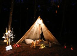 Düş Kapanı Evlilik Teklifi Organizasyonu dus kapani evlilik teklifi organizasyonu 5 İzmir Organizasyon Düş kapanı evlilik teklifi organizasyonu; dekorlar, kişiye özgü tasarımlar her geçen gün ünlenen konular. Son yıllarda en küçük ortamda bile konuşulan dream catcherlar yani düş kapanları. Rüyaları yakalayan eskiler, büyük kutsal gücü ellerinde tutarlar ve geceleri ayinler yaparlar, ayinlerden önce ise uyudukları yerin üzerine asmaları için uyuyanları güvende kılmaya yarayan özel bir ağ yaratırlar. Ağ patikalarında yol aldığında kötü rüyalar ağlara takılıp yollarını kaybeder ve günün ilk ışıklarıyla yok olurlar. İyi rüyalar yollarını bildikleri için merkezden geçerler ve uyuyanlara doğru güvenli bir şekilde yönlendirilirler. Kızılderili inançlarına göre kızılderililer rüya yakalayıcıları yeni doğan bebeklerin başucuna koyarlarmış. Rüya yakalayıcının orta kısmındaki örümcek ağı şeklindeki bölge kötü rüyaların geçmesini engellermiş ve böylece bir bebeğin, mutlu bir çiftin yani insanların kötü rüya görmesi engellenirmiş. Evlilik teklifi organizasyonlarında baz aldığımız iki kişiye özel tasarımlara bir yenisini ekledik biz de bu modadan yola çıkarak. Düş Kapanı ile Evlilik Teklifi Organizasyonu