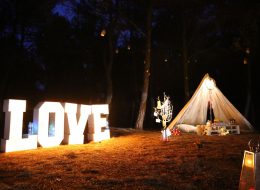 Düş Kapanı Evlilik Teklifi Organizasyonu dus kapani evlilik teklifi organizasyonu 6 İzmir Organizasyon Düş kapanı evlilik teklifi organizasyonu; dekorlar, kişiye özgü tasarımlar her geçen gün ünlenen konular. Son yıllarda en küçük ortamda bile konuşulan dream catcherlar yani düş kapanları. Rüyaları yakalayan eskiler, büyük kutsal gücü ellerinde tutarlar ve geceleri ayinler yaparlar, ayinlerden önce ise uyudukları yerin üzerine asmaları için uyuyanları güvende kılmaya yarayan özel bir ağ yaratırlar. Ağ patikalarında yol aldığında kötü rüyalar ağlara takılıp yollarını kaybeder ve günün ilk ışıklarıyla yok olurlar. İyi rüyalar yollarını bildikleri için merkezden geçerler ve uyuyanlara doğru güvenli bir şekilde yönlendirilirler. Kızılderili inançlarına göre kızılderililer rüya yakalayıcıları yeni doğan bebeklerin başucuna koyarlarmış. Rüya yakalayıcının orta kısmındaki örümcek ağı şeklindeki bölge kötü rüyaların geçmesini engellermiş ve böylece bir bebeğin, mutlu bir çiftin yani insanların kötü rüya görmesi engellenirmiş. Evlilik teklifi organizasyonlarında baz aldığımız iki kişiye özel tasarımlara bir yenisini ekledik biz de bu modadan yola çıkarak. Düş Kapanı ile Evlilik Teklifi Organizasyonu