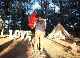 Düş Kapanı Evlilik Teklifi Organizasyonu dus kapani evlilik teklifi organizasyonu 9 İzmir Organizasyon Düş kapanı evlilik teklifi organizasyonu; dekorlar, kişiye özgü tasarımlar her geçen gün ünlenen konular. Son yıllarda en küçük ortamda bile konuşulan dream catcherlar yani düş kapanları. Rüyaları yakalayan eskiler, büyük kutsal gücü ellerinde tutarlar ve geceleri ayinler yaparlar, ayinlerden önce ise uyudukları yerin üzerine asmaları için uyuyanları güvende kılmaya yarayan özel bir ağ yaratırlar. Ağ patikalarında yol aldığında kötü rüyalar ağlara takılıp yollarını kaybeder ve günün ilk ışıklarıyla yok olurlar. İyi rüyalar yollarını bildikleri için merkezden geçerler ve uyuyanlara doğru güvenli bir şekilde yönlendirilirler. Kızılderili inançlarına göre kızılderililer rüya yakalayıcıları yeni doğan bebeklerin başucuna koyarlarmış. Rüya yakalayıcının orta kısmındaki örümcek ağı şeklindeki bölge kötü rüyaların geçmesini engellermiş ve böylece bir bebeğin, mutlu bir çiftin yani insanların kötü rüya görmesi engellenirmiş. Evlilik teklifi organizasyonlarında baz aldığımız iki kişiye özel tasarımlara bir yenisini ekledik biz de bu modadan yola çıkarak. Düş Kapanı ile Evlilik Teklifi Organizasyonu