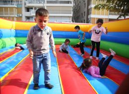 Duvar Zıpzıp duvar zipzip 1 İzmir Organizasyon Duvar zıpzıp oyun parkuru çocuklarınızın eğlenceli vakit geçireceği şişme oyun parkurlarından biridir. Şişme çocuk oyuncakları, organizasyonlarınız içerisinde yer verebileceğiniz hizmetlerden sadece bir tanesidir. Duvar zıpzıp oyun parkuru adını, etrafının şişme ürünle kaplanmış olmasından alır. Doğum günü organizasyonu, piknik organizasyonu, belediye etkinlikleri, açılış organizasyonları, sünnet organizasyonu gibi birçok farklı etkinlikte İzmir Organizasyon şirketimizden şişme oyuncak kiralama hizmetini talep edebilirsiniz. İzmir Organizasyon firmamız bugüne kadar birçok organizasyon ve etkinliğe ev sahipliği yapmış ve yapmaya devam etmektedir. Profesyonel ekibi ve kaliteli ekipmanlarıyla, İzmir ve Türkiye geneline hizmet veren şirketimiz, istediğiniz anda sizlere ulaşmaktadır. İzmir Organizasyon ofisimizin hemen yanı başında bulunan depoda ekipmanlarımız muhafaza edilmekte ve talepleriniz doğrultusunda sizlere ulaştırılmaktadır. Farklı renklerle bezenmiş duvar zıpzıp şişme oyun parkuru çocukların ilgisini çekmektedir. %100 müşteri memnuniyeti ilkesini hedefleyerek çıktığımız bu yolda, gelişmeleri ve yenilikleri takip ederek kendimizi her zaman bir adım ileriye taşıyoruz. Şişme oyun parkurlarıyla ilgili ayrıntılı bilgi almak için sismeoyuncak.com sitemizi ziyaret edebilir ya da İzmir Organizasyon müşteri temsilcimize ulaşabilirsiniz. Şişme Zıpzıp Kiralama