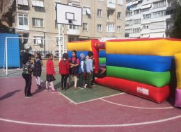 Duvar Zıpzıp duvar zipzip 3 İzmir Organizasyon Duvar zıpzıp oyun parkuru çocuklarınızın eğlenceli vakit geçireceği şişme oyun parkurlarından biridir. Şişme çocuk oyuncakları, organizasyonlarınız içerisinde yer verebileceğiniz hizmetlerden sadece bir tanesidir. Duvar zıpzıp oyun parkuru adını, etrafının şişme ürünle kaplanmış olmasından alır. Doğum günü organizasyonu, piknik organizasyonu, belediye etkinlikleri, açılış organizasyonları, sünnet organizasyonu gibi birçok farklı etkinlikte İzmir Organizasyon şirketimizden şişme oyuncak kiralama hizmetini talep edebilirsiniz. İzmir Organizasyon firmamız bugüne kadar birçok organizasyon ve etkinliğe ev sahipliği yapmış ve yapmaya devam etmektedir. Profesyonel ekibi ve kaliteli ekipmanlarıyla, İzmir ve Türkiye geneline hizmet veren şirketimiz, istediğiniz anda sizlere ulaşmaktadır. İzmir Organizasyon ofisimizin hemen yanı başında bulunan depoda ekipmanlarımız muhafaza edilmekte ve talepleriniz doğrultusunda sizlere ulaştırılmaktadır. Farklı renklerle bezenmiş duvar zıpzıp şişme oyun parkuru çocukların ilgisini çekmektedir. %100 müşteri memnuniyeti ilkesini hedefleyerek çıktığımız bu yolda, gelişmeleri ve yenilikleri takip ederek kendimizi her zaman bir adım ileriye taşıyoruz. Şişme oyun parkurlarıyla ilgili ayrıntılı bilgi almak için sismeoyuncak.com sitemizi ziyaret edebilir ya da İzmir Organizasyon müşteri temsilcimize ulaşabilirsiniz. Şişme Oyun Parkuru Kiralama