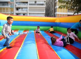 Duvar Zıpzıp duvar zipzip 4 İzmir Organizasyon Duvar zıpzıp oyun parkuru çocuklarınızın eğlenceli vakit geçireceği şişme oyun parkurlarından biridir. Şişme çocuk oyuncakları, organizasyonlarınız içerisinde yer verebileceğiniz hizmetlerden sadece bir tanesidir. Duvar zıpzıp oyun parkuru adını, etrafının şişme ürünle kaplanmış olmasından alır. Doğum günü organizasyonu, piknik organizasyonu, belediye etkinlikleri, açılış organizasyonları, sünnet organizasyonu gibi birçok farklı etkinlikte İzmir Organizasyon şirketimizden şişme oyuncak kiralama hizmetini talep edebilirsiniz. İzmir Organizasyon firmamız bugüne kadar birçok organizasyon ve etkinliğe ev sahipliği yapmış ve yapmaya devam etmektedir. Profesyonel ekibi ve kaliteli ekipmanlarıyla, İzmir ve Türkiye geneline hizmet veren şirketimiz, istediğiniz anda sizlere ulaşmaktadır. İzmir Organizasyon ofisimizin hemen yanı başında bulunan depoda ekipmanlarımız muhafaza edilmekte ve talepleriniz doğrultusunda sizlere ulaştırılmaktadır. Farklı renklerle bezenmiş duvar zıpzıp şişme oyun parkuru çocukların ilgisini çekmektedir. %100 müşteri memnuniyeti ilkesini hedefleyerek çıktığımız bu yolda, gelişmeleri ve yenilikleri takip ederek kendimizi her zaman bir adım ileriye taşıyoruz. Şişme oyun parkurlarıyla ilgili ayrıntılı bilgi almak için sismeoyuncak.com sitemizi ziyaret edebilir ya da İzmir Organizasyon müşteri temsilcimize ulaşabilirsiniz. İzmir Duvar Zıpzıp Kiralama