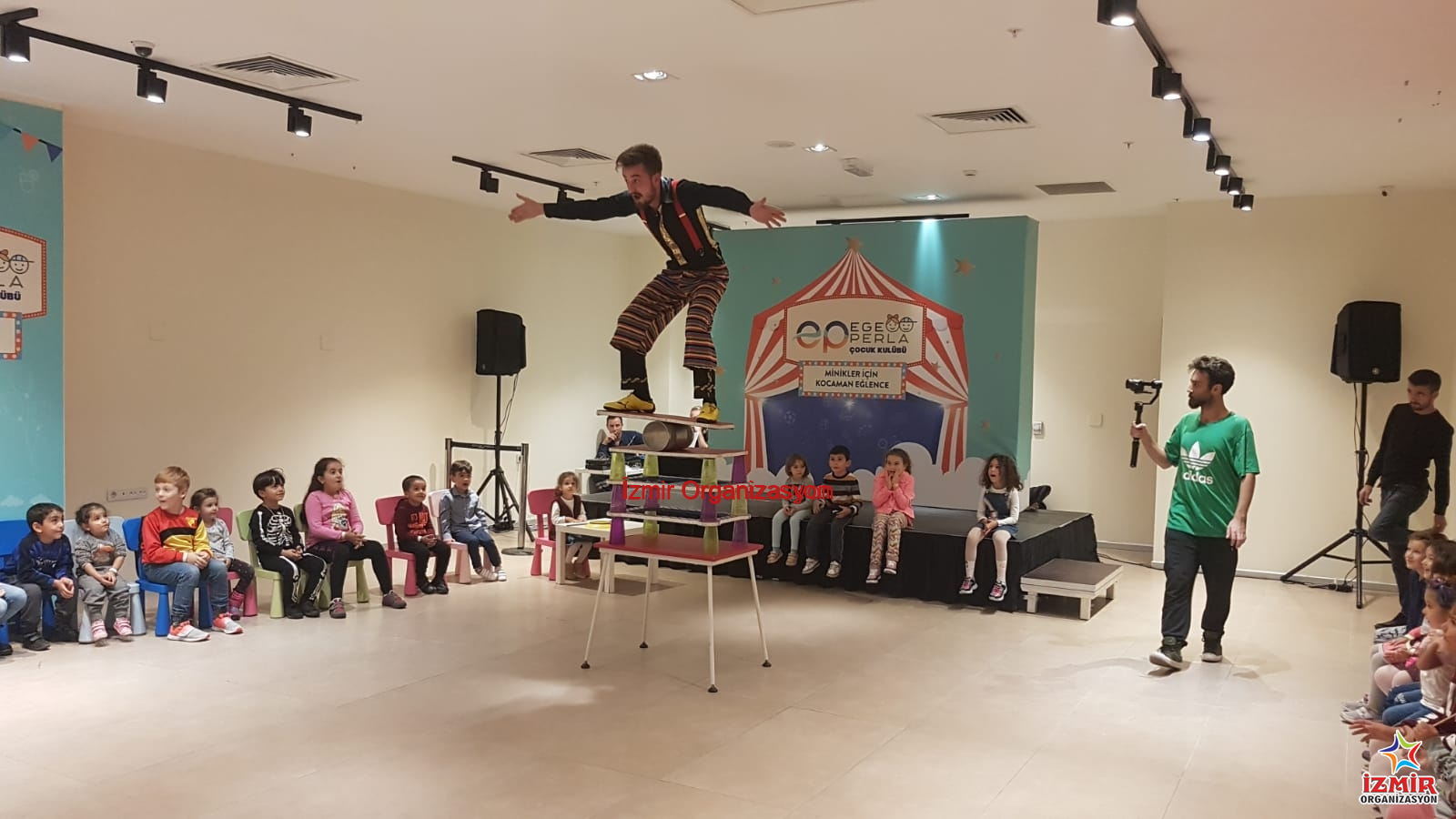 Profesyonel Jonglör Gösterisi Kiralama ege perla avm cocuk senligi organizasyonu 5 İzmir Organizasyon Toplar, labutlar, halkalar ve özel ledli ekipmanlarla yerçekimine meydan okuyan nefes kesici bir jonglör gösterisine hazır olun! Festivallerden doğum günlerine, AVM etkinliklerinden açılışlara kadar her organizasyonda; renkli kostümleri, yüksek el-göz koordinasyonu ve interaktif sahne performansıyla izleyenleri büyüleyen İzmir Organizasyon profesyonel jonglör kiralama hizmeti. Jonglör Gösterisi