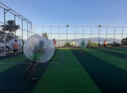 En Hızlı Yayılan Spor Balon Futbolu - Balon Futbolu Kiralama en hizli yayilan spor balon futbolu 5 İzmir Organizasyon Balon futbolu; Kazanmaktan çok eğlenmenin ön plana çıktığı dünyada giderek yaygınlaşmaya başlayan futbol türüdür. Son üç aydır Covid 19 sürecinde de revaçta olan en hızlı yayılan spor balon futbolu ile insanlar birbirlerine değmeden rekabetin ön planda olmadığı bu oyun oynama zevkini doyasıya çıkarıyor. Neredeyse tüm bedeni kaplayan büyük ve sert plastik balonların içine girerek en az üç, en fazla altı kişilik gruplar halinde 15’er dakikalık dört periyot ya da 20-25 dakikalık iki periyot halinde oynanabiliyor. En Hızlı Yayılan Spor Balon Futbolu - Balon Futbolu Kiralama en hizli yayilan spor balon futbolu 5 İzmir Organizasyon