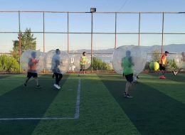 En Hızlı Yayılan Spor Balon Futbolu - Balon Futbolu Kiralama en hizli yayilan spor balon futbolu 6 İzmir Organizasyon Balon futbolu; Kazanmaktan çok eğlenmenin ön plana çıktığı dünyada giderek yaygınlaşmaya başlayan futbol türüdür. Son üç aydır Covid 19 sürecinde de revaçta olan en hızlı yayılan spor balon futbolu ile insanlar birbirlerine değmeden rekabetin ön planda olmadığı bu oyun oynama zevkini doyasıya çıkarıyor. Neredeyse tüm bedeni kaplayan büyük ve sert plastik balonların içine girerek en az üç, en fazla altı kişilik gruplar halinde 15’er dakikalık dört periyot ya da 20-25 dakikalık iki periyot halinde oynanabiliyor. En Hızlı Yayılan Spor Balon Futbolu - Balon Futbolu Kiralama en hizli yayilan spor balon futbolu 6 İzmir Organizasyon
