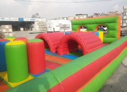 Engelli Parkur engelli parkur 1 İzmir Organizasyon Engelli parkur şişme oyuncak ile sizler için eğlenceli bir günün kapılarını aralıyoruz. Rekabet, hırs ve eğlence ile bu zorlu yolculukta unutulmayacak anlar yaşayabilirsiniz. İzmir Organizasyon şirketimiz, İzmir ve Türkiye geneline son model araçlarıyla birlikte ulaşarak, sizlere keyifli bir gün vaad etmektedir. Festival ve şenlik organizasyonu, piknik organizasyonu ve aile günü etkinlikleri, okul şenlikleri, kurumsal firma organizasyonları ve tüm etkinliklerinizde şişme oyuncak kiralama hizmetimize yer verebilirsiniz. %100 müşteri memnuniyeti ilkesiyle çalışıyor ve profesyonel ekibimizle birlikte oyun parkurlarını belirlediğiniz noktalara ulaştırıyoruz. 10 ve üzeri yaş gruplarının rahatlıkla oyun oynayabileceği engelli parkur şişme oyuncakta sivil gözetmenimiz çocukların güvenliğini sağlamaktadır. Şişme oyuncak nakliyesi, kurulumu ve sivil animatörü kiralama hizmetlerimize dahildir. Engelli parkurun kurulumu yaklaşık 30 dakika içerisinde tamamlanmaktadır. Parkurun içerisinde bulunan engelleri aşarak oyunu ilk tamamlayan oyunun galibi olmaktadır. Şişme oyuncaklarla ilgili ayrıntılı bilgi almak için sismeoyuncak.com ya da izmirorganizasyon.com sitemizi ziyaret edebilirsiniz. İzmir Şişme Oyuncak Kiralama