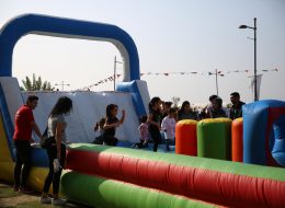 Engelli Parkur engelli parkur 1 İzmir Organizasyon Engelli parkur şişme oyuncak ile sizler için eğlenceli bir günün kapılarını aralıyoruz. Rekabet, hırs ve eğlence ile bu zorlu yolculukta unutulmayacak anlar yaşayabilirsiniz. İzmir Organizasyon şirketimiz, İzmir ve Türkiye geneline son model araçlarıyla birlikte ulaşarak, sizlere keyifli bir gün vaad etmektedir. Festival ve şenlik organizasyonu, piknik organizasyonu ve aile günü etkinlikleri, okul şenlikleri, kurumsal firma organizasyonları ve tüm etkinliklerinizde şişme oyuncak kiralama hizmetimize yer verebilirsiniz. %100 müşteri memnuniyeti ilkesiyle çalışıyor ve profesyonel ekibimizle birlikte oyun parkurlarını belirlediğiniz noktalara ulaştırıyoruz. 10 ve üzeri yaş gruplarının rahatlıkla oyun oynayabileceği engelli parkur şişme oyuncakta sivil gözetmenimiz çocukların güvenliğini sağlamaktadır. Şişme oyuncak nakliyesi, kurulumu ve sivil animatörü kiralama hizmetlerimize dahildir. Engelli parkurun kurulumu yaklaşık 30 dakika içerisinde tamamlanmaktadır. Parkurun içerisinde bulunan engelleri aşarak oyunu ilk tamamlayan oyunun galibi olmaktadır. Şişme oyuncaklarla ilgili ayrıntılı bilgi almak için sismeoyuncak.com ya da izmirorganizasyon.com sitemizi ziyaret edebilirsiniz. Şişme Çocuk Oyuncakları Kiralama