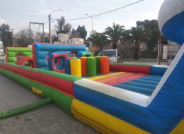 Engelli Parkur engelli parkur 2 İzmir Organizasyon Engelli parkur şişme oyuncak ile sizler için eğlenceli bir günün kapılarını aralıyoruz. Rekabet, hırs ve eğlence ile bu zorlu yolculukta unutulmayacak anlar yaşayabilirsiniz. İzmir Organizasyon şirketimiz, İzmir ve Türkiye geneline son model araçlarıyla birlikte ulaşarak, sizlere keyifli bir gün vaad etmektedir. Festival ve şenlik organizasyonu, piknik organizasyonu ve aile günü etkinlikleri, okul şenlikleri, kurumsal firma organizasyonları ve tüm etkinliklerinizde şişme oyuncak kiralama hizmetimize yer verebilirsiniz. %100 müşteri memnuniyeti ilkesiyle çalışıyor ve profesyonel ekibimizle birlikte oyun parkurlarını belirlediğiniz noktalara ulaştırıyoruz. 10 ve üzeri yaş gruplarının rahatlıkla oyun oynayabileceği engelli parkur şişme oyuncakta sivil gözetmenimiz çocukların güvenliğini sağlamaktadır. Şişme oyuncak nakliyesi, kurulumu ve sivil animatörü kiralama hizmetlerimize dahildir. Engelli parkurun kurulumu yaklaşık 30 dakika içerisinde tamamlanmaktadır. Parkurun içerisinde bulunan engelleri aşarak oyunu ilk tamamlayan oyunun galibi olmaktadır. Şişme oyuncaklarla ilgili ayrıntılı bilgi almak için sismeoyuncak.com ya da izmirorganizasyon.com sitemizi ziyaret edebilirsiniz. Engelli Parkur Kiralama