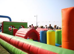 Engelli Parkur engelli parkur 3 İzmir Organizasyon Engelli parkur şişme oyuncak ile sizler için eğlenceli bir günün kapılarını aralıyoruz. Rekabet, hırs ve eğlence ile bu zorlu yolculukta unutulmayacak anlar yaşayabilirsiniz. İzmir Organizasyon şirketimiz, İzmir ve Türkiye geneline son model araçlarıyla birlikte ulaşarak, sizlere keyifli bir gün vaad etmektedir. Festival ve şenlik organizasyonu, piknik organizasyonu ve aile günü etkinlikleri, okul şenlikleri, kurumsal firma organizasyonları ve tüm etkinliklerinizde şişme oyuncak kiralama hizmetimize yer verebilirsiniz. %100 müşteri memnuniyeti ilkesiyle çalışıyor ve profesyonel ekibimizle birlikte oyun parkurlarını belirlediğiniz noktalara ulaştırıyoruz. 10 ve üzeri yaş gruplarının rahatlıkla oyun oynayabileceği engelli parkur şişme oyuncakta sivil gözetmenimiz çocukların güvenliğini sağlamaktadır. Şişme oyuncak nakliyesi, kurulumu ve sivil animatörü kiralama hizmetlerimize dahildir. Engelli parkurun kurulumu yaklaşık 30 dakika içerisinde tamamlanmaktadır. Parkurun içerisinde bulunan engelleri aşarak oyunu ilk tamamlayan oyunun galibi olmaktadır. Şişme oyuncaklarla ilgili ayrıntılı bilgi almak için sismeoyuncak.com ya da izmirorganizasyon.com sitemizi ziyaret edebilirsiniz. Şişme Oyun Parkı Kiralama