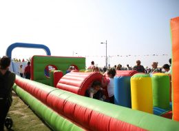 Engelli Parkur engelli parkur 4 İzmir Organizasyon Engelli parkur şişme oyuncak ile sizler için eğlenceli bir günün kapılarını aralıyoruz. Rekabet, hırs ve eğlence ile bu zorlu yolculukta unutulmayacak anlar yaşayabilirsiniz. İzmir Organizasyon şirketimiz, İzmir ve Türkiye geneline son model araçlarıyla birlikte ulaşarak, sizlere keyifli bir gün vaad etmektedir. Festival ve şenlik organizasyonu, piknik organizasyonu ve aile günü etkinlikleri, okul şenlikleri, kurumsal firma organizasyonları ve tüm etkinliklerinizde şişme oyuncak kiralama hizmetimize yer verebilirsiniz. %100 müşteri memnuniyeti ilkesiyle çalışıyor ve profesyonel ekibimizle birlikte oyun parkurlarını belirlediğiniz noktalara ulaştırıyoruz. 10 ve üzeri yaş gruplarının rahatlıkla oyun oynayabileceği engelli parkur şişme oyuncakta sivil gözetmenimiz çocukların güvenliğini sağlamaktadır. Şişme oyuncak nakliyesi, kurulumu ve sivil animatörü kiralama hizmetlerimize dahildir. Engelli parkurun kurulumu yaklaşık 30 dakika içerisinde tamamlanmaktadır. Parkurun içerisinde bulunan engelleri aşarak oyunu ilk tamamlayan oyunun galibi olmaktadır. Şişme oyuncaklarla ilgili ayrıntılı bilgi almak için sismeoyuncak.com ya da izmirorganizasyon.com sitemizi ziyaret edebilirsiniz. İzmir Şişme Oyuncak Kiralama