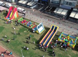 Engelli Parkur engelli parkur 5 İzmir Organizasyon Engelli parkur şişme oyuncak ile sizler için eğlenceli bir günün kapılarını aralıyoruz. Rekabet, hırs ve eğlence ile bu zorlu yolculukta unutulmayacak anlar yaşayabilirsiniz. İzmir Organizasyon şirketimiz, İzmir ve Türkiye geneline son model araçlarıyla birlikte ulaşarak, sizlere keyifli bir gün vaad etmektedir. Festival ve şenlik organizasyonu, piknik organizasyonu ve aile günü etkinlikleri, okul şenlikleri, kurumsal firma organizasyonları ve tüm etkinliklerinizde şişme oyuncak kiralama hizmetimize yer verebilirsiniz. %100 müşteri memnuniyeti ilkesiyle çalışıyor ve profesyonel ekibimizle birlikte oyun parkurlarını belirlediğiniz noktalara ulaştırıyoruz. 10 ve üzeri yaş gruplarının rahatlıkla oyun oynayabileceği engelli parkur şişme oyuncakta sivil gözetmenimiz çocukların güvenliğini sağlamaktadır. Şişme oyuncak nakliyesi, kurulumu ve sivil animatörü kiralama hizmetlerimize dahildir. Engelli parkurun kurulumu yaklaşık 30 dakika içerisinde tamamlanmaktadır. Parkurun içerisinde bulunan engelleri aşarak oyunu ilk tamamlayan oyunun galibi olmaktadır. Şişme oyuncaklarla ilgili ayrıntılı bilgi almak için sismeoyuncak.com ya da izmirorganizasyon.com sitemizi ziyaret edebilirsiniz. Şişme Oyun Parkuru Kiralama