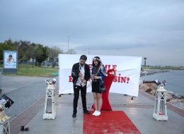 Evlilik Teklifi Organizasyon evlilik teklifi organizasyon 1 İzmir Organizasyon İzmir, şiirlere, romanlara konu olmuş eşsiz güzelliği ile ‘Ege’nin incisi’ adını sonuna kadar hak eden bir kent. Kendinizi başkasının gözünde gördüğünüzde, artık sabahlara bu kadınla uyanmak istediğiniz ruh eşinizi bulduğunuzda geriye sadece evlenme teklifini nasıl yapabilirim soruları kafanızda şekillenir. İşte tam da bir telefon kadar yakın olan İzmir Organizasyon puzzelınızın son parçasının bir bütünüdür aslında. Evlilik Teklifi Organizasyon evlilik teklifi organizasyon 1 İzmir Organizasyon