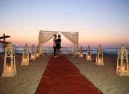 Evlilik Teklifi Organizasyon evlilik teklifi organizasyon 10 İzmir Organizasyon İzmir, şiirlere, romanlara konu olmuş eşsiz güzelliği ile ‘Ege’nin incisi’ adını sonuna kadar hak eden bir kent. Kendinizi başkasının gözünde gördüğünüzde, artık sabahlara bu kadınla uyanmak istediğiniz ruh eşinizi bulduğunuzda geriye sadece evlenme teklifini nasıl yapabilirim soruları kafanızda şekillenir. İşte tam da bir telefon kadar yakın olan İzmir Organizasyon puzzelınızın son parçasının bir bütünüdür aslında. Kuşadası kumsalda Evlilik Teklifi Organizasyonu