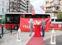 Evlilik Teklifi Organizasyon evlilik teklifi organizasyon 11 İzmir Organizasyon İzmir, şiirlere, romanlara konu olmuş eşsiz güzelliği ile ‘Ege’nin incisi’ adını sonuna kadar hak eden bir kent. Kendinizi başkasının gözünde gördüğünüzde, artık sabahlara bu kadınla uyanmak istediğiniz ruh eşinizi bulduğunuzda geriye sadece evlenme teklifini nasıl yapabilirim soruları kafanızda şekillenir. İşte tam da bir telefon kadar yakın olan İzmir Organizasyon puzzelınızın son parçasının bir bütünüdür aslında. Evlilik Teklifi Organizasyonu