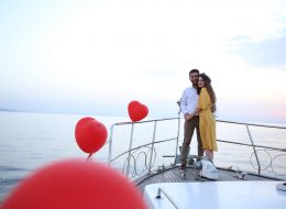 Evlilik Teklifi Organizasyon evlilik teklifi organizasyon 12 İzmir Organizasyon İzmir, şiirlere, romanlara konu olmuş eşsiz güzelliği ile ‘Ege’nin incisi’ adını sonuna kadar hak eden bir kent. Kendinizi başkasının gözünde gördüğünüzde, artık sabahlara bu kadınla uyanmak istediğiniz ruh eşinizi bulduğunuzda geriye sadece evlenme teklifini nasıl yapabilirim soruları kafanızda şekillenir. İşte tam da bir telefon kadar yakın olan İzmir Organizasyon puzzelınızın son parçasının bir bütünüdür aslında. Teknede Evlilik Teklifi Organizasyonu