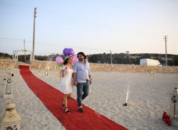 Evlilik Teklifi Organizasyon evlilik teklifi organizasyon 13 İzmir Organizasyon İzmir, şiirlere, romanlara konu olmuş eşsiz güzelliği ile ‘Ege’nin incisi’ adını sonuna kadar hak eden bir kent. Kendinizi başkasının gözünde gördüğünüzde, artık sabahlara bu kadınla uyanmak istediğiniz ruh eşinizi bulduğunuzda geriye sadece evlenme teklifini nasıl yapabilirim soruları kafanızda şekillenir. İşte tam da bir telefon kadar yakın olan İzmir Organizasyon puzzelınızın son parçasının bir bütünüdür aslında. Romantik Evlilik Teklifi Organizasyonu