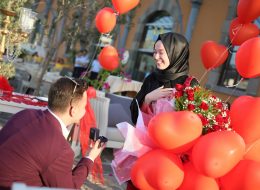 Evlilik Teklifi Organizasyon evlilik teklifi organizasyon 14 İzmir Organizasyon İzmir, şiirlere, romanlara konu olmuş eşsiz güzelliği ile ‘Ege’nin incisi’ adını sonuna kadar hak eden bir kent. Kendinizi başkasının gözünde gördüğünüzde, artık sabahlara bu kadınla uyanmak istediğiniz ruh eşinizi bulduğunuzda geriye sadece evlenme teklifini nasıl yapabilirim soruları kafanızda şekillenir. İşte tam da bir telefon kadar yakın olan İzmir Organizasyon puzzelınızın son parçasının bir bütünüdür aslında. Evlilik Teklifi Organizasyonu