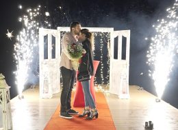 Evlilik Teklifi Organizasyon evlilik teklifi organizasyon 15 İzmir Organizasyon İzmir, şiirlere, romanlara konu olmuş eşsiz güzelliği ile ‘Ege’nin incisi’ adını sonuna kadar hak eden bir kent. Kendinizi başkasının gözünde gördüğünüzde, artık sabahlara bu kadınla uyanmak istediğiniz ruh eşinizi bulduğunuzda geriye sadece evlenme teklifini nasıl yapabilirim soruları kafanızda şekillenir. İşte tam da bir telefon kadar yakın olan İzmir Organizasyon puzzelınızın son parçasının bir bütünüdür aslında. İzmir Evlenme Teklifi Organizasyonu