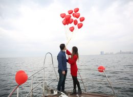 Evlilik Teklifi Organizasyon evlilik teklifi organizasyon 2 İzmir Organizasyon İzmir, şiirlere, romanlara konu olmuş eşsiz güzelliği ile ‘Ege’nin incisi’ adını sonuna kadar hak eden bir kent. Kendinizi başkasının gözünde gördüğünüzde, artık sabahlara bu kadınla uyanmak istediğiniz ruh eşinizi bulduğunuzda geriye sadece evlenme teklifini nasıl yapabilirim soruları kafanızda şekillenir. İşte tam da bir telefon kadar yakın olan İzmir Organizasyon puzzelınızın son parçasının bir bütünüdür aslında. Evlilik Teklifi Organizasyon evlilik teklifi organizasyon 2 İzmir Organizasyon