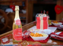 Evlilik Teklifi Organizasyon evlilik teklifi organizasyon 5 İzmir Organizasyon İzmir, şiirlere, romanlara konu olmuş eşsiz güzelliği ile ‘Ege’nin incisi’ adını sonuna kadar hak eden bir kent. Kendinizi başkasının gözünde gördüğünüzde, artık sabahlara bu kadınla uyanmak istediğiniz ruh eşinizi bulduğunuzda geriye sadece evlenme teklifini nasıl yapabilirim soruları kafanızda şekillenir. İşte tam da bir telefon kadar yakın olan İzmir Organizasyon puzzelınızın son parçasının bir bütünüdür aslında. Evlilik Teklifi Organizasyonu