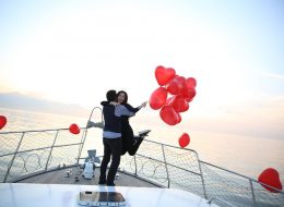 Evlilik Teklifi Organizasyon evlilik teklifi organizasyon 6 İzmir Organizasyon İzmir, şiirlere, romanlara konu olmuş eşsiz güzelliği ile ‘Ege’nin incisi’ adını sonuna kadar hak eden bir kent. Kendinizi başkasının gözünde gördüğünüzde, artık sabahlara bu kadınla uyanmak istediğiniz ruh eşinizi bulduğunuzda geriye sadece evlenme teklifini nasıl yapabilirim soruları kafanızda şekillenir. İşte tam da bir telefon kadar yakın olan İzmir Organizasyon puzzelınızın son parçasının bir bütünüdür aslında. Teknede Evlilik Teklifi Organizasyonu İzmir