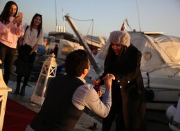 Evlilik Teklifi Organizasyon evlilik teklifi organizasyon 7 İzmir Organizasyon İzmir, şiirlere, romanlara konu olmuş eşsiz güzelliği ile ‘Ege’nin incisi’ adını sonuna kadar hak eden bir kent. Kendinizi başkasının gözünde gördüğünüzde, artık sabahlara bu kadınla uyanmak istediğiniz ruh eşinizi bulduğunuzda geriye sadece evlenme teklifini nasıl yapabilirim soruları kafanızda şekillenir. İşte tam da bir telefon kadar yakın olan İzmir Organizasyon puzzelınızın son parçasının bir bütünüdür aslında. İzmir Teknede Evlilik Teklifi Organizasyonu