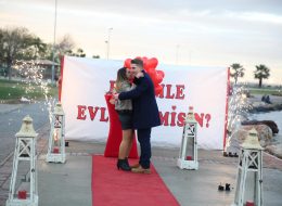 Evlilik Teklifi Organizasyon evlilik teklifi organizasyon 8 İzmir Organizasyon İzmir, şiirlere, romanlara konu olmuş eşsiz güzelliği ile ‘Ege’nin incisi’ adını sonuna kadar hak eden bir kent. Kendinizi başkasının gözünde gördüğünüzde, artık sabahlara bu kadınla uyanmak istediğiniz ruh eşinizi bulduğunuzda geriye sadece evlenme teklifini nasıl yapabilirim soruları kafanızda şekillenir. İşte tam da bir telefon kadar yakın olan İzmir Organizasyon puzzelınızın son parçasının bir bütünüdür aslında. Evlilik Teklifi Organizasyonu