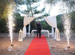 Evlilik Teklifi Organizasyon evlilik teklifi organizasyon 9 İzmir Organizasyon İzmir, şiirlere, romanlara konu olmuş eşsiz güzelliği ile ‘Ege’nin incisi’ adını sonuna kadar hak eden bir kent. Kendinizi başkasının gözünde gördüğünüzde, artık sabahlara bu kadınla uyanmak istediğiniz ruh eşinizi bulduğunuzda geriye sadece evlenme teklifini nasıl yapabilirim soruları kafanızda şekillenir. İşte tam da bir telefon kadar yakın olan İzmir Organizasyon puzzelınızın son parçasının bir bütünüdür aslında. Evlilik Teklifi Organizasyonu