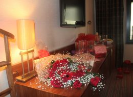 İzmir Evlilik Teklifi Organizasyonu Otel Odası Süsleme