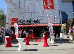 Bistro Masa Kiralama ve Üçgen Bayrak Süsleme İzmir Açılış Organizasyonu