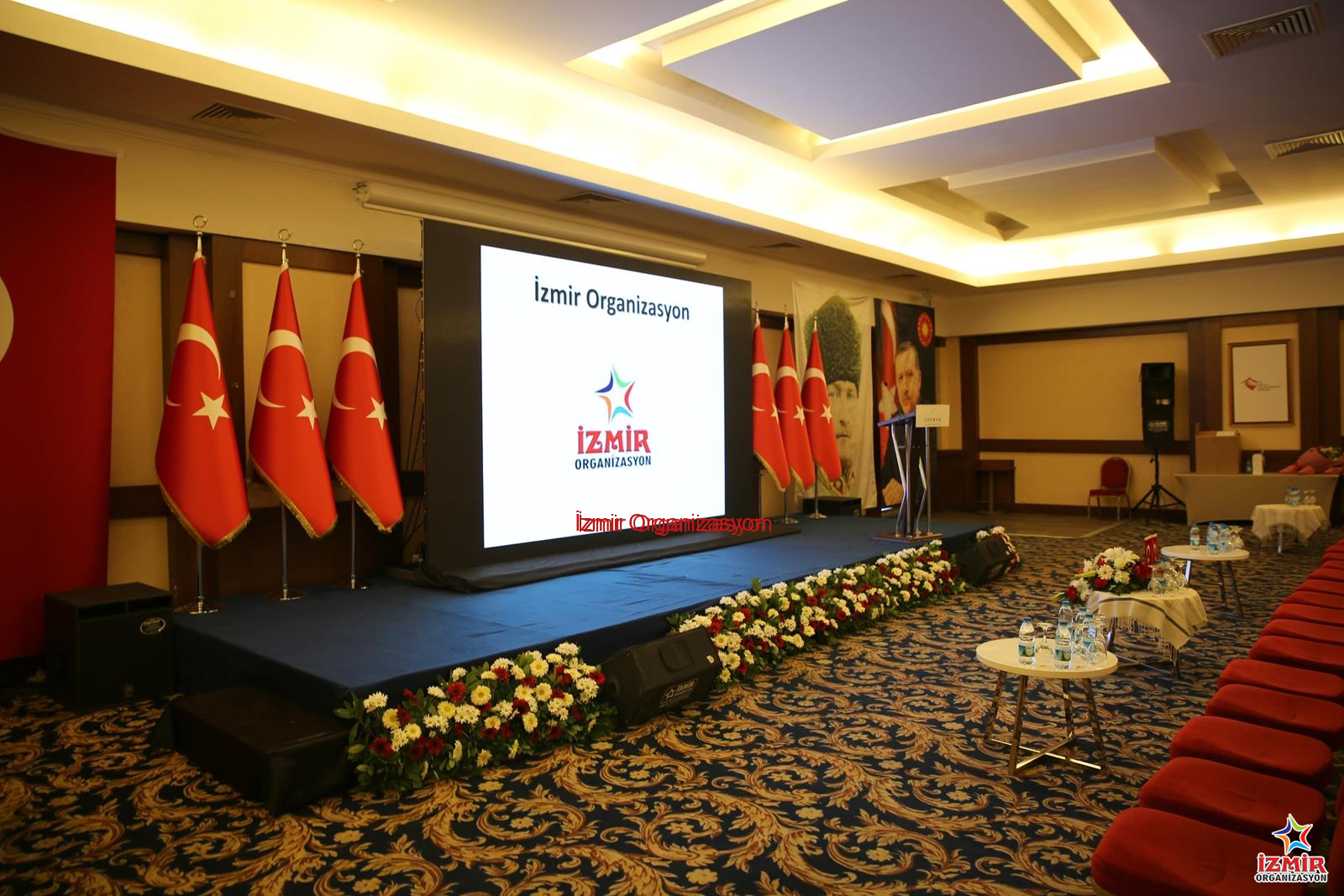 Sahne Podyum Kiralama fark yaratan acilis organizasyonlari 8 İzmir Organizasyon Konser, mezuniyet, açılış törenleri, defile ve protokol etkinlikleriniz için istediğiniz ebat ve yükseklikte profesyonel sahne kiralama hizmeti. Güvenlik sertifikalı modüler sistemlerimiz; nakliye, uzman ekip tarafından montaj, tercihinize göre halı kaplama ve sahne eteği (skirting) uygulaması dahil anahtar teslim olarak sunulmaktadır. Etkinliğinizin prestijini İzmir Organizasyon kalitesiyle yükseltin. Led Ekran Kiralama ve Sahne Önü Çiçek Süsleme İzmir
