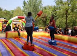 Festival & Şenlik Organizasyonu festival ve senlik organizasyonu 20 İzmir Organizasyon Şenlik organizasyonu okulların, kurumların, kuruluşların ve firmaların belli bir amaca yönelik eğlence kutlamalarında gerçekleştirdiğimiz etkinliklerdir. Gladyatör Oyun Parkuru Kiralama İzmir