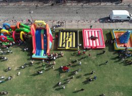 Festival & Şenlik Organizasyonu festival ve senlik organizasyonu 25 İzmir Organizasyon Şenlik organizasyonu okulların, kurumların, kuruluşların ve firmaların belli bir amaca yönelik eğlence kutlamalarında gerçekleştirdiğimiz etkinliklerdir. İzmir Şişme Oyun Parkuru Kiralama